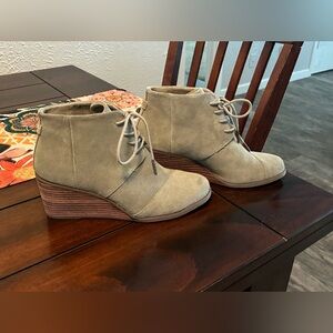 TOMs Lace Up Wedge Booties NWOT